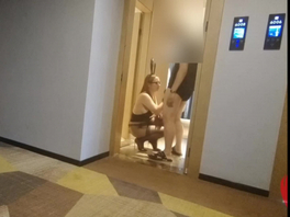 开着酒店门和黑丝高跟熟女进行口交、后入