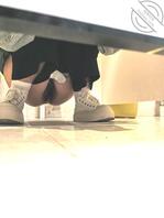 原创厕拍露脸，来大姨妈的小嫩妹！看样子被操的次数不多！