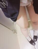 18女高 公共厕所 掀裙子露出。还被人看到了 好刺激2