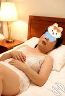 分享岳母睡姿，岳母和老婆洗澡2