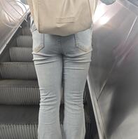 女大学生的紧身牛仔裤1