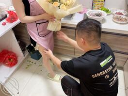 亲姐当着我朋友面吃我的鸡巴，贱狗朋友拿着鲜花下跪姐过520