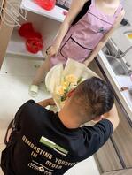 亲姐当着我朋友面吃我的鸡巴，贱狗朋友拿着鲜花下跪姐过5201
