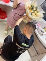 亲姐当着我朋友面吃我的鸡巴，贱狗朋友拿着鲜花下跪姐过5202