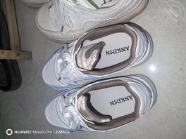 前两天又去了中学小姐姐那里看有没有放鞋袜，没想到还有，这下我可要认真拍了