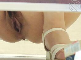 厕拍尿尿时逼洞大开的少妇，合不拢了2