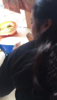 阳台干熟女阿姨，一边晾衣服一边插