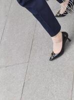 把你真实拍到的熟女短丝袜脚发在评论区