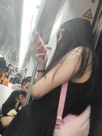 地铁抄底短裙学妹，镜头都快怼逼上了！1