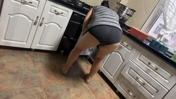 小姨做饭没关门 被我偷偷拍到了 有没有喜欢的 后续不断更新 多多交流