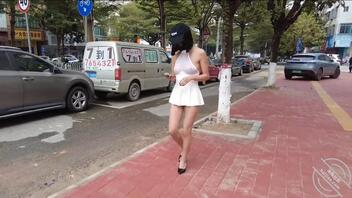 【露出专题】骚逼穿着白色透视连衣裙大白天路边买水果2