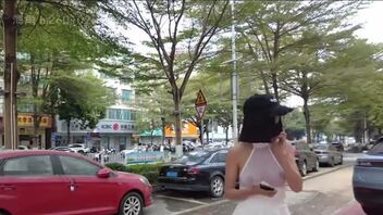 【露出专题】骚逼穿着白色透视连衣裙大白天路边买水果