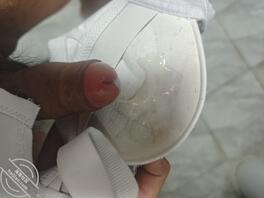 走亲戚在卫生间发现了表姐的原味奶罩0
