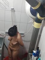 巨乳骚母狗妈妈洗澡，看我的鸡巴射了三次0