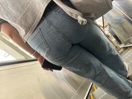 地铁上碰到一个屁股特别大的眼镜妹2