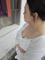 露脸偷拍遇到的吊钟大奶少妇1