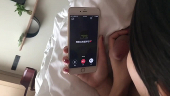 大学生真骚一边和网友语音一边吃着鸡巴
