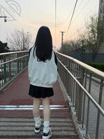 偷拍白丝女大光腿女大 求yy0