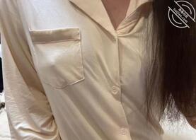 女大挑战不穿内衣 真空出门拿快递。羞死我了