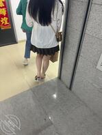 公司的人力长腿，每天都穿的异常暴露。1