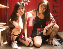 俩闺蜜拍写真双双走光2