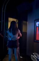 绿母儿看着骚妈被人搂