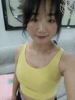 把我妈绑在公厕里，野爹们想怎么玩，求排队群P我妈的大骚逼0