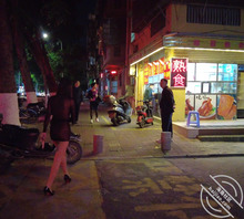 晚上八点半，骚逼穿着透明黑丝短裙街上大胆露出2