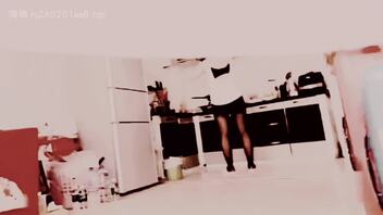 爸爸在房间打王者，看到老妈在煮饭，忍不住就把老妈给强奸了