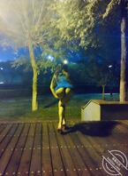 就喜欢把逼露出来---小姐姐早期夜晚不穿内裤露出，光线差，凑合着看2