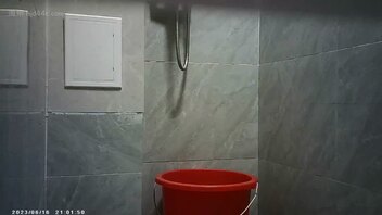 偷拍骚逼大胸同事(20)再次成功偷拍骚逼洗澡