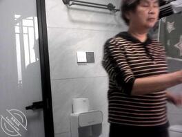 再次偷拍丈母娘洗澡，岳母的奶子依旧坚挺0