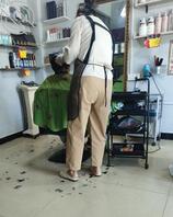 理发店的老熟女射她的臭脚上0