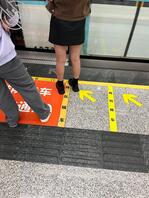 分享-抄底-女大通过旁边的玻璃发现了1