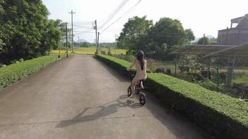 【露出专题】骚逼全裸在乡村公路上骑自行车，骑车路过的大姐都惊呆了