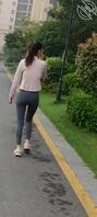 早上偶遇小区少妇晨练，身材不错