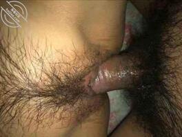 20岁男大学生在表叔家厨房卧室操做鸡的表叔母