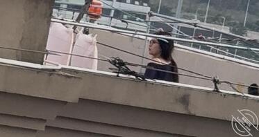 眼镜婊子看着就骚2