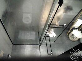 大胸妹洗澡，想看进来