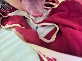 舔亲姐姐的尿渍骚逼分泌物1