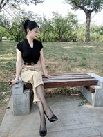 猜猜骚妈大衣里面穿的什么，还有裤里丝2