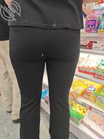 商店里面的少妇黑色紧身裤0