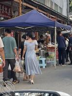 （102）农村集市上遇见的高跟美少妇 让人眼前一亮2