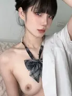  跪在男人面前，樱桃小嘴大张，舌头缠绕着粗壮肉棒深喉吞吐，口水拉丝滴落，喉咙发出咕噜咕噜的淫靡声响，最终被浓稠精液猛烈颜射0