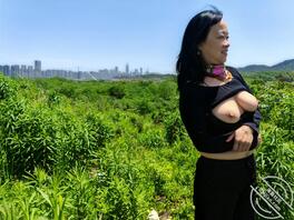 阿姨在路边公园的露出1