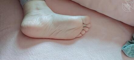 自己家姐姐，先放几张脚和胸的，明天更新别的，后续还有视频。0