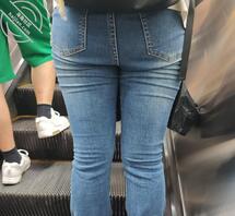 女大学生肥臀紧身牛仔裤