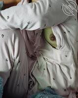 骚货穿着哺乳服装玩手机玩入迷了，骚奶都露出来了（分享给海友们去嘬两口）