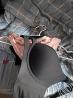 潜入女生宿舍，内裤小小的很舒服，直接射了，内裤本人是一个黄毛小小只0