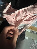 潜入女生宿舍，内裤小小的很舒服，直接射了，内裤本人是一个黄毛小小只2